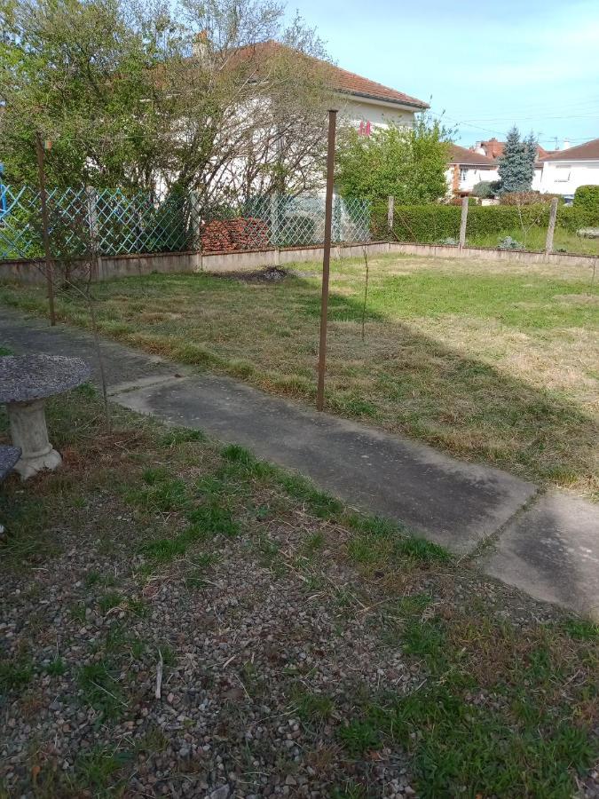 Maison Entiere Avec Parking, Garage Et Jardin モンリュソン エクステリア 写真