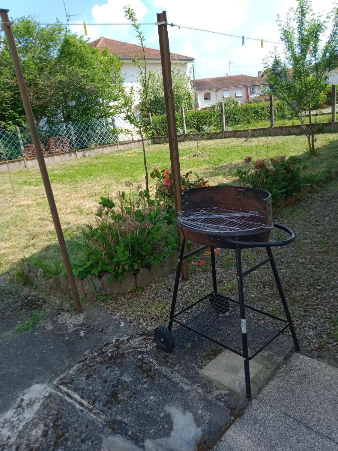 Maison Entiere Avec Parking, Garage Et Jardin モンリュソン エクステリア 写真
