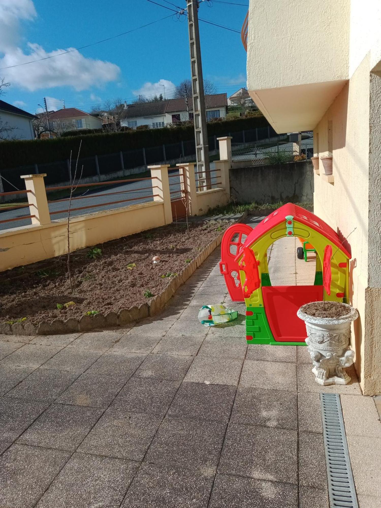 Maison Entiere Avec Parking, Garage Et Jardin モンリュソン 部屋 写真